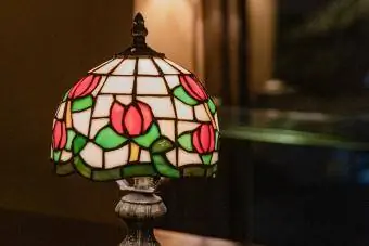 Lampenschirm aus Buntglas mit Blumenmuster