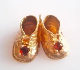 سحر أحذية الأطفال الذهبية من True Vintage Jewellery