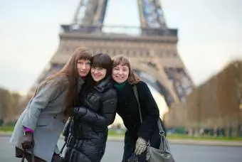 Studenti davanti alla Torre Eiffel