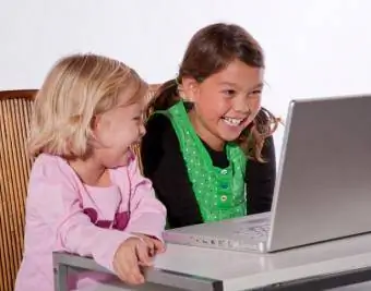 Bambini che ridono guardando il video