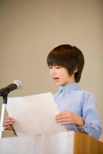 Estudiante dando un discurso