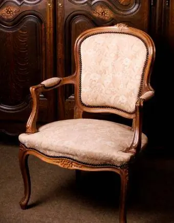 French chair na may cabriole legs