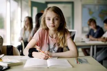 garota do ensino médio na aula