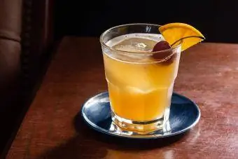 ค็อกเทล Amaretto Sour บนโขดหิน