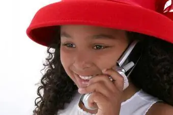 lány pirosban mobiltelefonnal