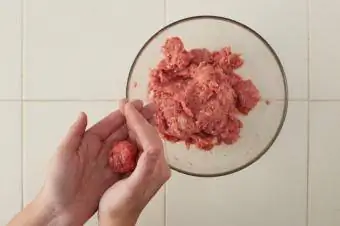 Die Fleischbällchen von Hand rollen