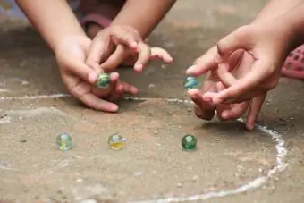 Jogando bolinhas de gude