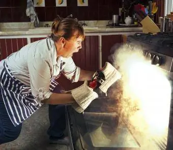 Mujer enloquecida por el fuego del horno