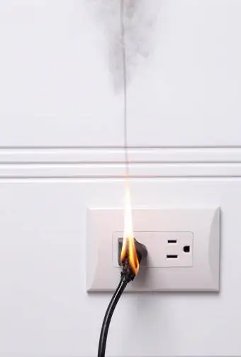 Cable enchufado a la pared se incendia