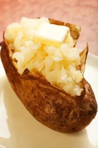 Gepofte aardappel en boter; © Msheldrake | Dreamstime.com