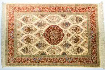 Het Perzische 'Qom'-tapijt wordt tentoongesteld in het hoofdmagazijn van het Oriental Rug Centre