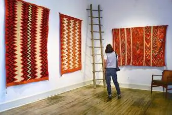 Indiaanse tapijten gemaakt door wevers uit de Navajo Nation