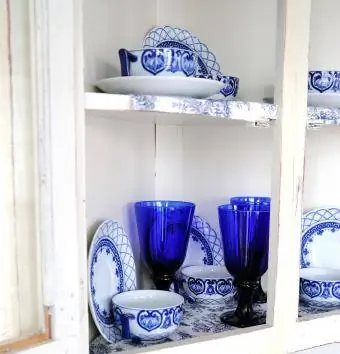 Tủ đựng đồ sứ trắng xanh