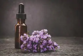 Una botella de aceite esencial de lavanda.