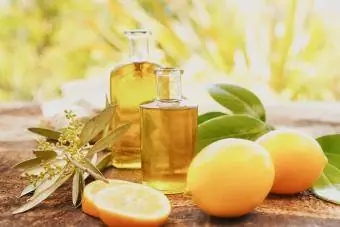 Botellas de aceite de masaje en el spa al aire libre con limones