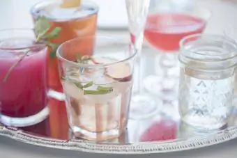 Cocktail-uri în pahare pe tavă