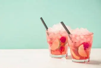 نوشیدنی تابستانی قرمز با یخ