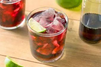 በጠረጴዛ ላይ የ sangria ብርጭቆ