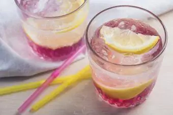 Vaaleanpunainen limonadi jääpaloilla ja Meyer-sitruunalla