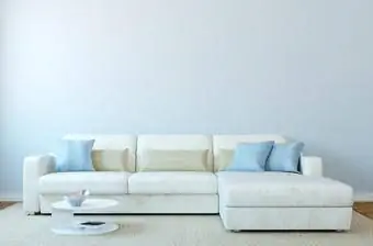 Låg soffa med blå väggar