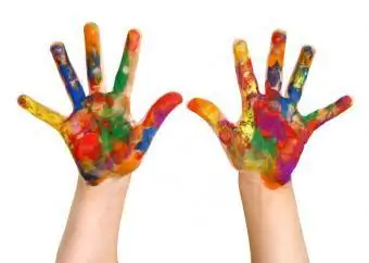 Händer täckta av färg