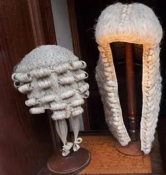Asianajajien ja tuomarien käyttämät peruukit Englannissa