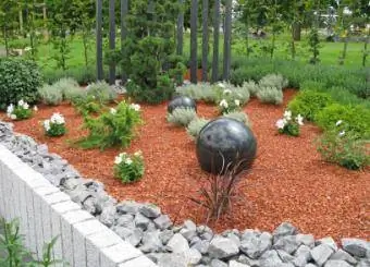 Formele tuin met kijkballen