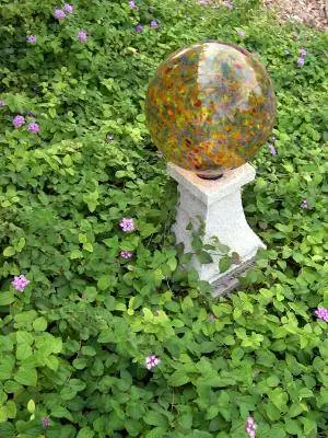 Использование шаров для созерцания в качестве украшения сада