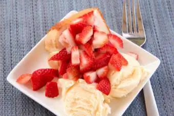 Pastel de ángel con frutos rojos y helado