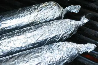 Foil-pob pob kws rau ntawm cov hniav nyiaj hniav kub; © Lschirmbeck | Dreamstime.com