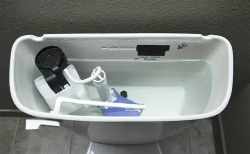 So reinigen Sie das Innere eines Toilettenspülkastens mit Essig
