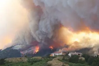 incendio forestal cerca de casas