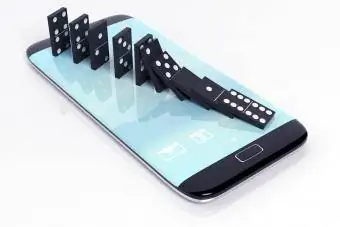 स्मार्टफ़ोन स्क्रीन पर एक पंक्ति में गिरती हुई काली डोमिनोज़ टाइलें