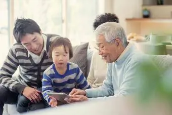 Porodica koristi digitalni tablet zajedno kod kuće