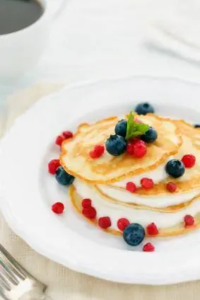 Crepes nrog txiv qaub cream sauce thiab berries