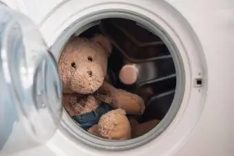 حیوان عروسکی خرس عروسکی در ماشین لباسشویی
