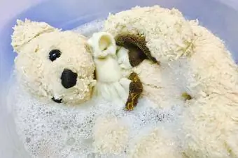 شستن دستی خرس عروسکی حیوان عروسکی در سینک