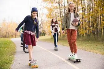Dua belas gadis bermain skateboard