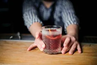 Barman di tempat kerja, menghidangkan koktel