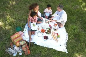 Familj som har picknick
