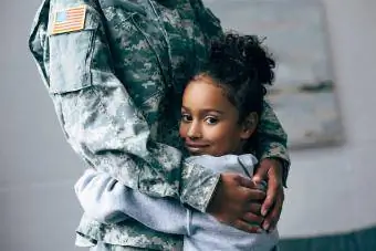 Soldat îmbrățișat fiică