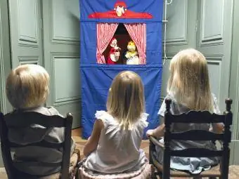 Kinder schauen sich ein Puppenspiel an