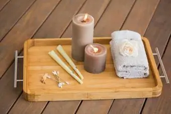 Padėklas su ausų žvakėmis, medvilniniais tamponais ir rankšluosčiu