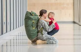 Soldado abrazando a su hijo en el aeropuerto.