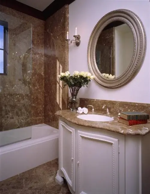 8 ērtas, burvīgas nelielas vannas istabas dekorēšanas idejas
