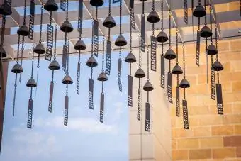 Metal wind chimes sa labas ng gusali