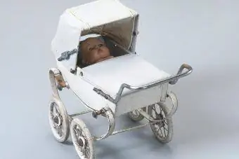 عربة أطفال دمية قديمة