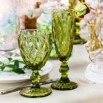 table décorée de vases