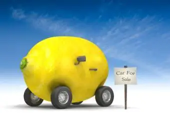 Eine Zitrone auf dem Autoparkplatz