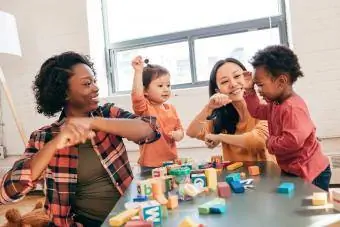 Padres y niños pequeños bailando